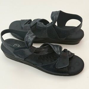 Elites Valarie Navy Lizard Print Sandal Size 9 1/2